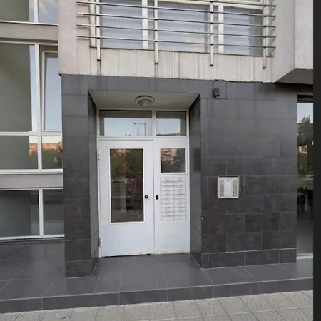 Modern Near Center * Sofie