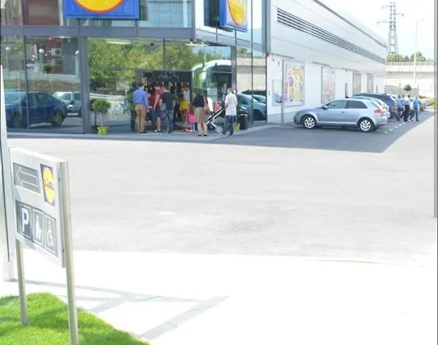 Modern In Near Center *